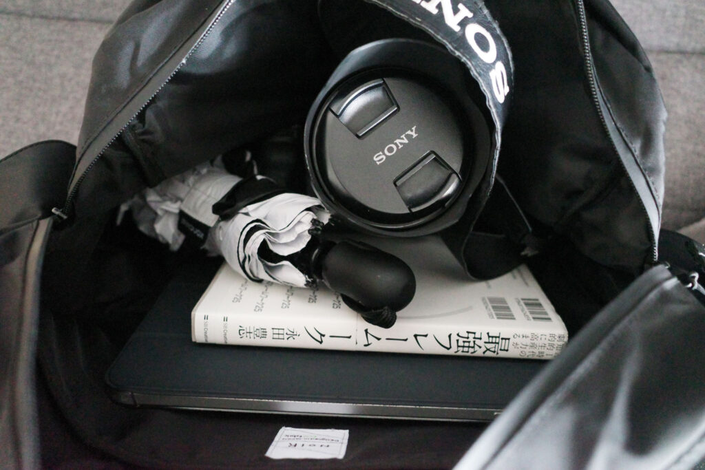 ショルダーバッグの中にカメラや本を入れた