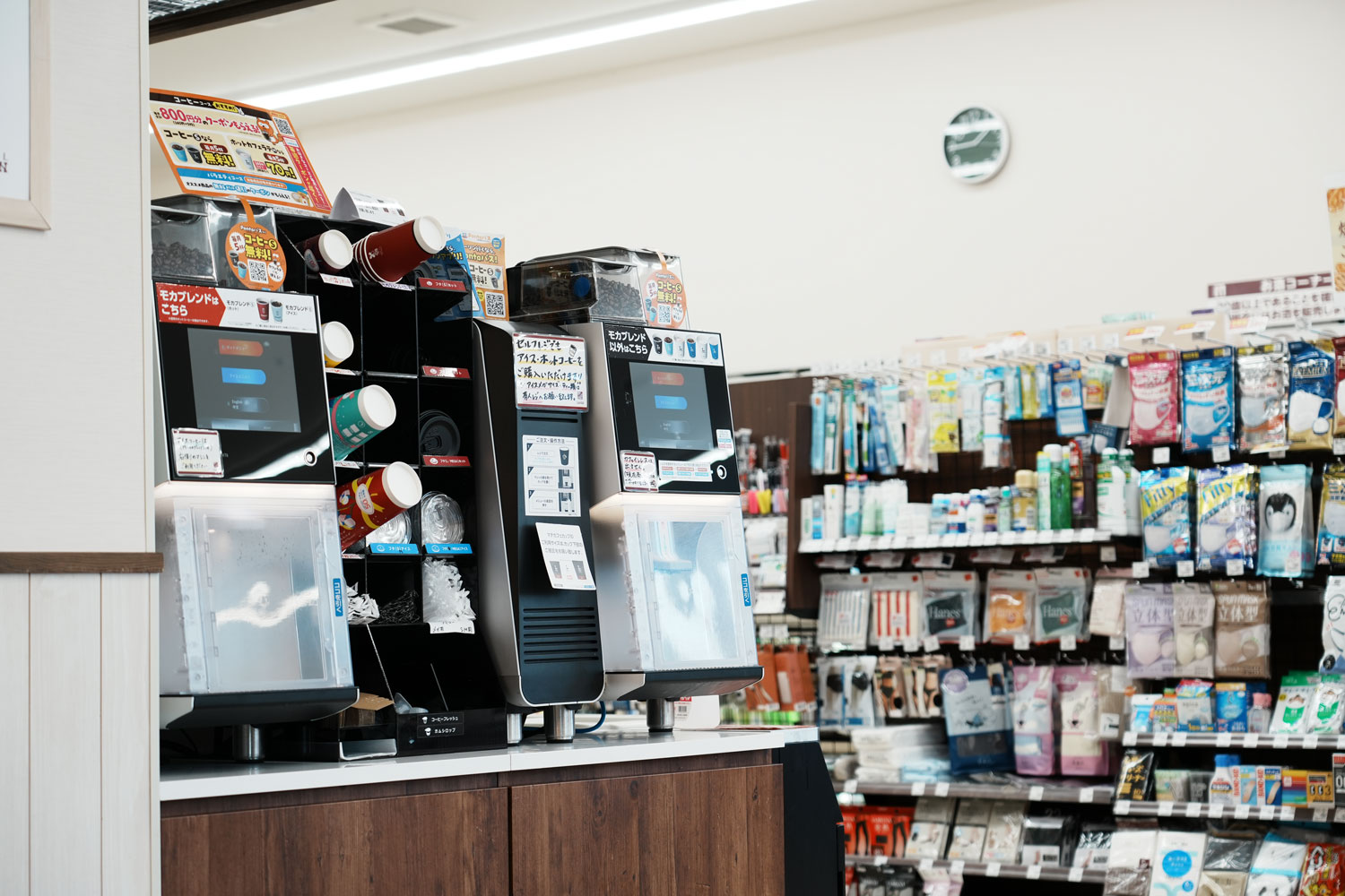 ローソンのコンビニの店内を店外から撮影